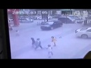Бросаем петарды в канализационный люк