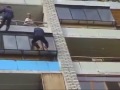 Жесть !! человек упал с здание