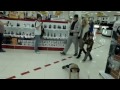 Мальчик отжигает в магазине