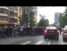 Странная пешая колонна