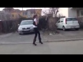 Странная походка девушки на каблуках