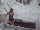 Купание в проруби в Крещени