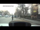 Малыш на проезжей части.