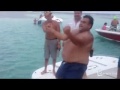 Забавный пляжный танцевальный баттл