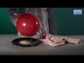 Воздушный шарик и хлопья - статическое электричество