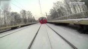 Во Всеволожском районе экстремалы прокатились на лыжах, прицепившись к электричке