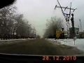 человек упал под колеса автомобиля