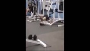 Странный парень в тренажерном зале.