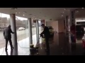 Смешной фэйл во время чистки пола