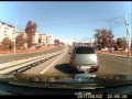 Крайний левый ряд, за рулем девушка