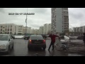 Жесткая драка водителя автомобиля с пешеходом
