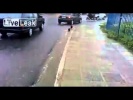 Необычное развлечение детишек во время сильного дождя