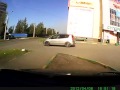 Девушка за рулем испугалась неожиданного удара в бок авто