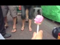 Уличный художник и леденец