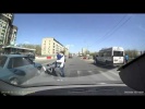 Чуть не сбил маму с коляской на переходе и получил по заслугам от папаши