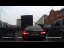 Лезет в половую щель