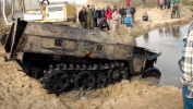 Как Вытаскивают Танки и Бронетранспортеры ВОВ из Б